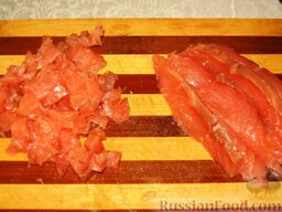 Салат с семгой, апельсинами и оливками: От филе семги отрезать 4-5 тонких полосок, а остальную рыбу порезать мелкими кубиками.
