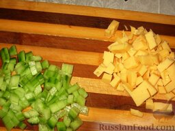 Салат с семгой, апельсинами и оливками: Огурец очистить и нарезать мелкими кубиками. Сыр тоже порезать мелкими кубиками.
