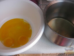 Мамина творожная запеканка: Как приготовить творожную запеканку с изюмом:    Включить духовку. Отделить белки от желтков.