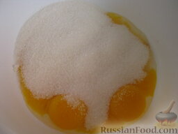 Мамина творожная запеканка: К желткам добавить сахар и ванильный сахар.