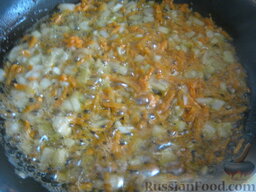 Минтай с овощами в томатном соусе: В сковороду, если есть необходимость, долить растительное масло. Выложить лук и морковь. Тушить, помешивая, на среднем огне 2-3 минуты.