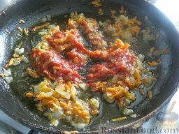 Минтай с овощами в томатном соусе: Затем добавить томат. Перемешать, посолить, поперчить, добавить сахар и лавровый лист. Налить кипятка 1,5-2 стакана. Довести до кипения.