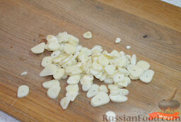 Соленое сало: Как сделать соленое сало:    Порезать одну головку чеснока.