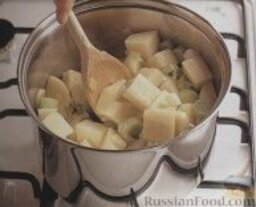 Картофельный суп-пюре с рукколой: Как приготовить картофельный суп-пюре:    1. В большой толстостенной кастрюле на среднем огне разогреть сливочное масло, выложить в кастрюлю лук, порей и картофель, хорошо перемешать овощи с маслом, готовить около 2 минут, а затем уменьшить огонь до минимального. Накрыть кастрюлю крышкой и готовит овощи около 15 минут.