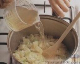 Картофельный суп-пюре с рукколой: 2. Затем ввести в кастрюлю куриный бульон или воду, довести до кипения и варить овощи до мягкого состояния, в течение примерно 20 минут.
