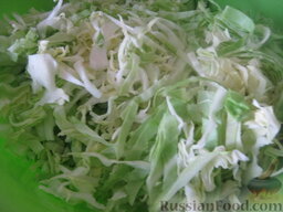 Салат из молодой капусты, редиски и помидоров: Молодую капусту нарезать тонкой соломкой.