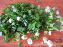 Салат из молодой капусты, редиски и помидоров: Лук зеленый помыть и нарезать.