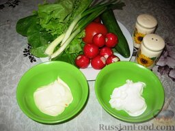 Салат "Купальская ночь": Как приготовить салат из свежих овощей со сметанно-майонезной заправкой:    Смешать майонез и сметану посолить и поперчить.
