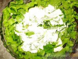 Салат "Купальская ночь": У меня два вида салата. Крупными листьями выстилаю дно салатницы. Остальной салат рву руками и промазываю подготовленной заправкой.
