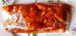 Курица Тандури, запечённая со специями в духовке (Tandoori Chicken): Фото 6. Курица в 1-ом маринаде, завёрнутая в пищевую плёнку.