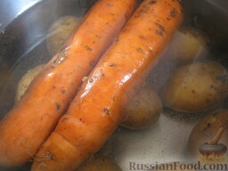 Салат Оливье с курицей: Вымыть хорошо морковь и картофель. Залить в казанке водой. Поставить на огонь. Довести до кипения. Варить 