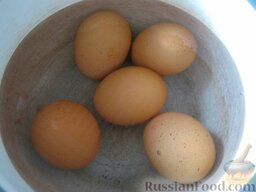 Салат Оливье с курицей: Яйца залить в кастрюльке холодной водой. Добавить 1 ч. ложку соли. Поставить на огонь. Довести до кипения. Варить вкрутую на небольшом огне до готовности (10 минут). Слить воду, залить холодной водой и охладить.