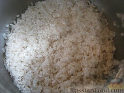 Каша рисовая с тыквой на молоке (в мультиварке): Вскипятить чайник. Рис хорошо промыть, залить кипятком на 10 минут. Слить воду.
