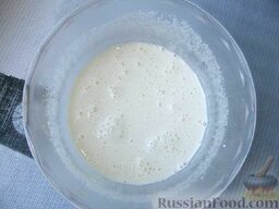 Пирожное "Картошка": Взбиваем яйца с сахаром. В эту массу постепенно добавляем размягченное масло, молоко. Перемешиваем до однородности.