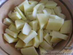 Бабушкин зеленый борщ: Картофель почистить, помыть, нарезать кубиками.  Готовое мясо вынуть, добавить в бульон картофель и рис, варить 20 минут.