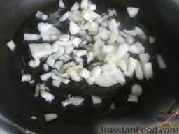 Бабушкин зеленый борщ: Разогреть сковороду, налить растительное масло. Выложить лук. Тушить на среднем огне, помешивая, до мягкости лука, около 1 минуты.