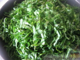 Бабушкин зеленый борщ: Затем добавить шпинат и щавель. Тушить, помешивая, 1-2 минуты.
