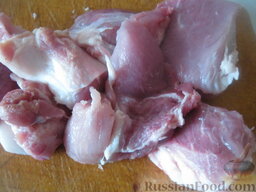 Свинина, тушенная с картофелем и квашеной капустой: Мясо помыть, нарезать небольшими кусочками.
