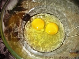 Голубцы с курицей, булгуром и грибами: Взбить два яйца вилкой и добавить в начинку.