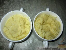Яйца Пармантье: Приготовление блюда из яиц и картофеля:    Из картофеля, молока и масла приготовить обычное пюре, но не жидкое (картофель очистить, нарезать, отварить в течение 20-25 минут, воду слить, картофель хорошо размять, добавив горячее молоко и масло). Я, кстати, воспользовалась оставшимся от ужина пюре.  Картофельное пюре выложить в формочки - так, чтобы посередине было углубление.