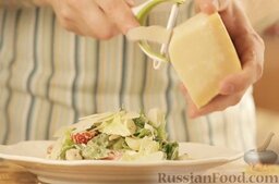 Салат с курицей и беконом: Сверху на салат с курицей натереть (тонко нарезать ножом для чистки овощей) сыр пармезан.