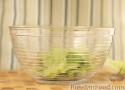 Салат с курицей и беконом: Салат вымыть, разобрать на листья, крупно порвать салат руками в салатник.