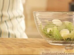 Салат с курицей и беконом: Добавить половинки перепелиных яиц к салатным листьям.