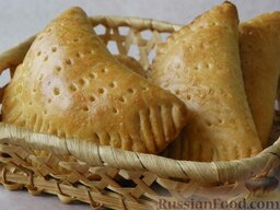 Пирожки с рисом и яйцами: Выпекать пирожки с рисом и яйцом в разогретой духовке при температуре 220 градусов в течение 20-25 минут.  Приятного аппетита!