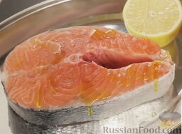 Стейк из лосося: Как приготовить стейк из лосося на гриле:    Стейк лосося вымыть и обсушить.  Полить оливковым маслом.