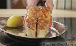 Стейк из лосося: Выложить готовый стейк из лосося со сковороды на вспомогательную тарелку (чтобы убрать лишнее масло).