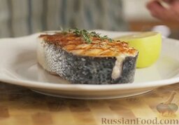 Стейк из лосося: Переложить стейк на тарелку, урасить веточками тимьяна и лимоном.    Стейк из лосося можно подавать. Приятного аппетита!