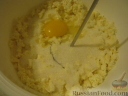 Пышные сырники с изюмом: К творогу вбить яйцо, добавить сахар, ванильный сахар и соль. Все тщательно перетереть с творогом.