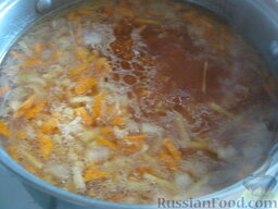Красный борщ с фасолью: В кастрюлю выложить половину лука, морковь соломкой и сельдерей. Варить 10 минут.