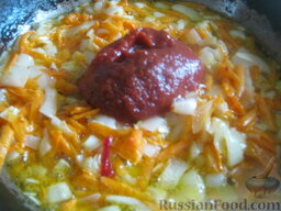 Красный борщ с фасолью: Добавить к овощам томатную пасту.
