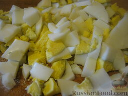 Салат "Карнавальный": Яйца нарезать кубиками или натереть на крупной терке.