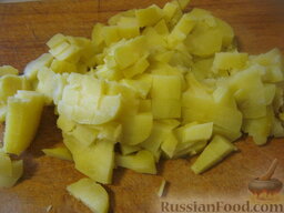 Салат "Карнавальный": Картофель нарезать кубиками.