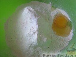 Классное тесто для вареников (пельменей): Вбить яйцо.