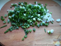 Яичный салат с редисом: Лук зеленый помыть и мелко нарезать.