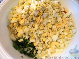 Яичный салат с редисом: Все ингредиенты сложить в миску.