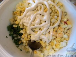 Яичный салат с редисом: Посолить, заправить яичный салат майонезом.