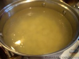 Суп картофельный с хамсой: В кипяток поместить картофель. Дать закипеть. Уменьшить огонь до маленького. Варить под крышкой 10 минут.
