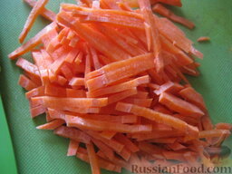 Суп картофельный с хамсой: Почистить и помыть морковь. Нарезать соломкой.