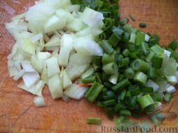 Суп картофельный с хамсой: Почистить и помыть лук репчатый. Нарезать кубиками. Помыть и нарезать зеленый лук.