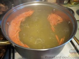Суп картофельный с хамсой: К картошке добавить морковь и лук. Варить 10 минут.