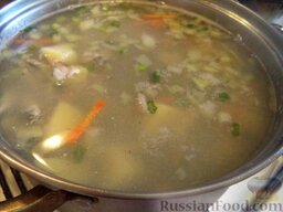 Суп картофельный с хамсой: Затем добавить подготовленную рыбу. Дать закипеть. Досолить (если есть необходимость). Добавить перец горошком, молотый перец и лавровый лист. Варить суп картофельный с хамсой под крышкой 10 минут.