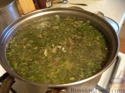 Суп картофельный с хамсой: Помыть и мелко нарезать зелень. Выложить в суп. Снять суп картофельный с огня. Дать настояться 20 минут.