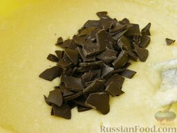 Песочное печенье с шоколадом: Добавить шоколад, поломанный на мелкие кусочки, перемешать.
