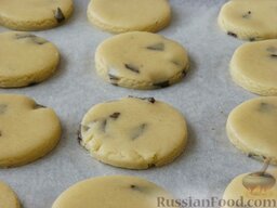 Песочное печенье с шоколадом: Стаканом вырезать круглое печенье и переложить его на противень, покрытый бумагой для выпечки.