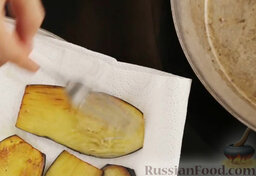 Рулетики из баклажанов с орехами: Обжаренные ломтики баклажанов выложить на салфетку, чтобы впиталось лишнее масло. Баклажанам дать немного остыть.