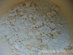 Королевская ватрушка: Добавить маргарин и руками растереть тесто до песочной крошки.